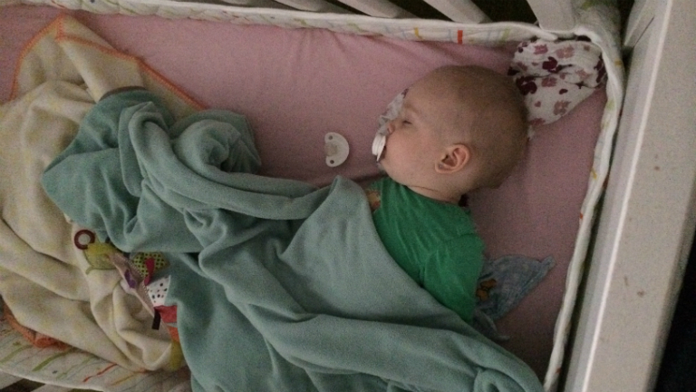 Bár egész éjjel így aludna...