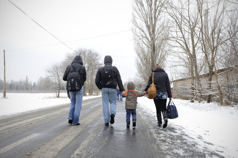 Koszovói határsértők gyalogolnak az úton Ásotthalom és Mórahalom között, néhány száz méterre a magyar-szerb határtól (Fotó: MTI)
