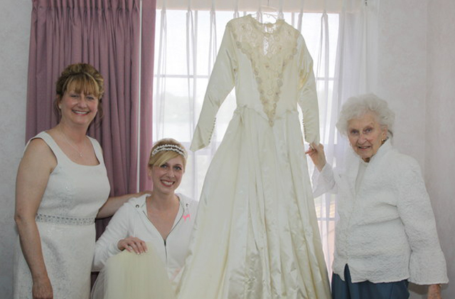 Három generáció ment férjhez ugyanabban a ruhában Három generáció ment férjhez ugyanabban a ruhában