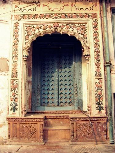 Melyik ajtón mennél be?