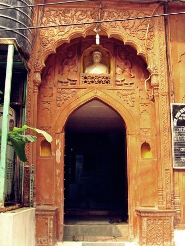 Melyik ajtón mennél be?