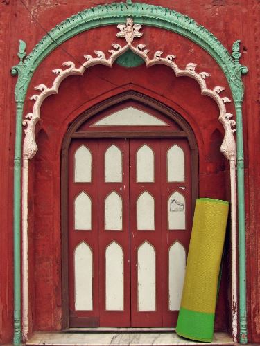 Melyik ajtón mennél be?