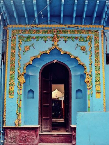 Melyik ajtón mennél be?