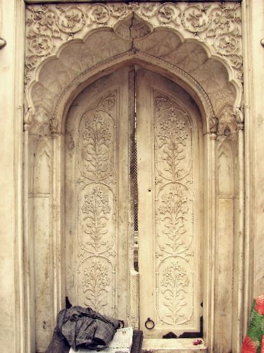 Melyik ajtón mennél be?