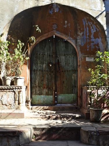 Melyik ajtón mennél be?