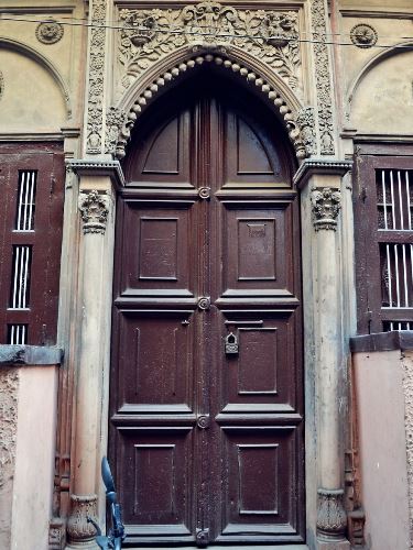 Melyik ajtón mennél be?