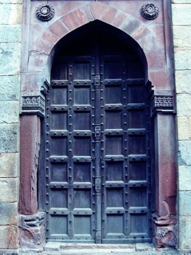 Melyik ajtón mennél be?