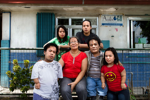 Perry Berry, jogvédő balra, és a családja