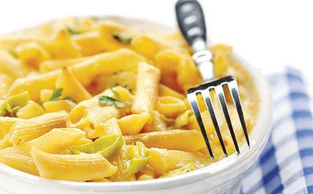 Gyors vacsora: kéksajtos tésztasült póréhagymával