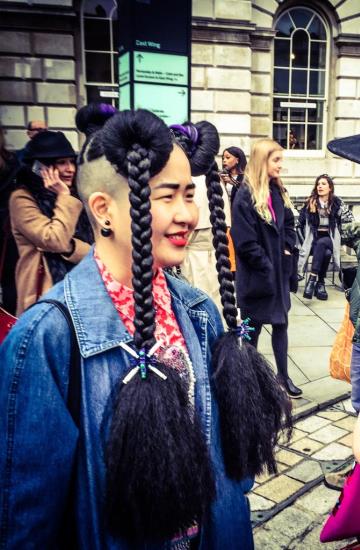 És még egy különleges frizura.