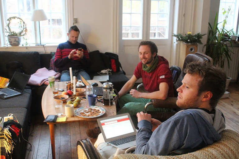 Átmehetek hozzád és dolgozhatok a nappalidban?