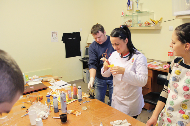 A gyerekeinek készítette az első tortákat, aztán cukrászvilágbajnok lett a komáromi anyuka