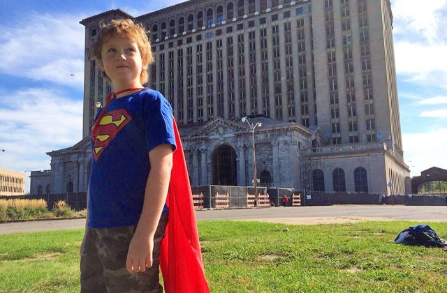 Supermannek öltözve segíti a hajléktalanokat a 8 éves fiú