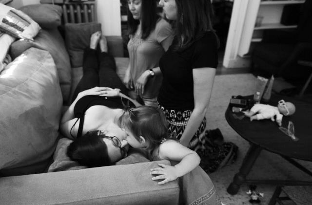 A negyedik hónapban otthonában fogadta a szülésznőt.