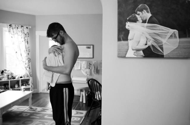 Az édesapa a kicsi gondozásban is fontos szerepet kap.