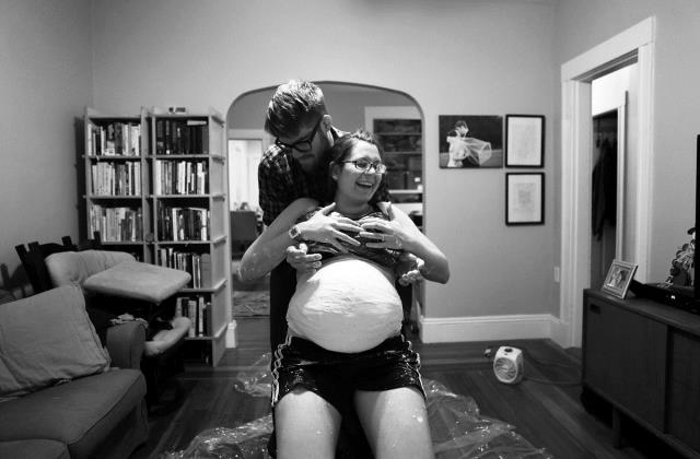 A tervezett október 23-i napon semmi jele nem volt a szülésnek, így a házaspár mintába öntötte Ashley hasát.