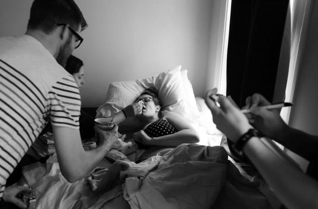 A szülés után Ashley gyógynövényes fájdalomcsillapítót kap.