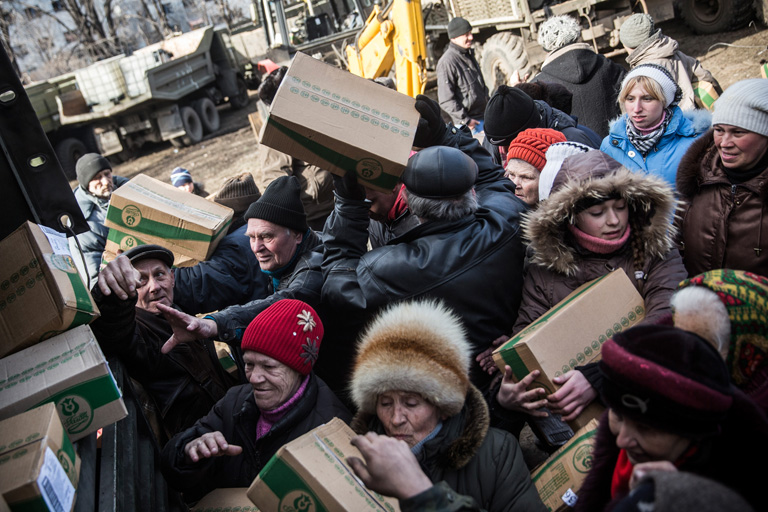 Ételosztás Kelet-Ukrajnában (Fotó: Andrew Burton/Getty Images)