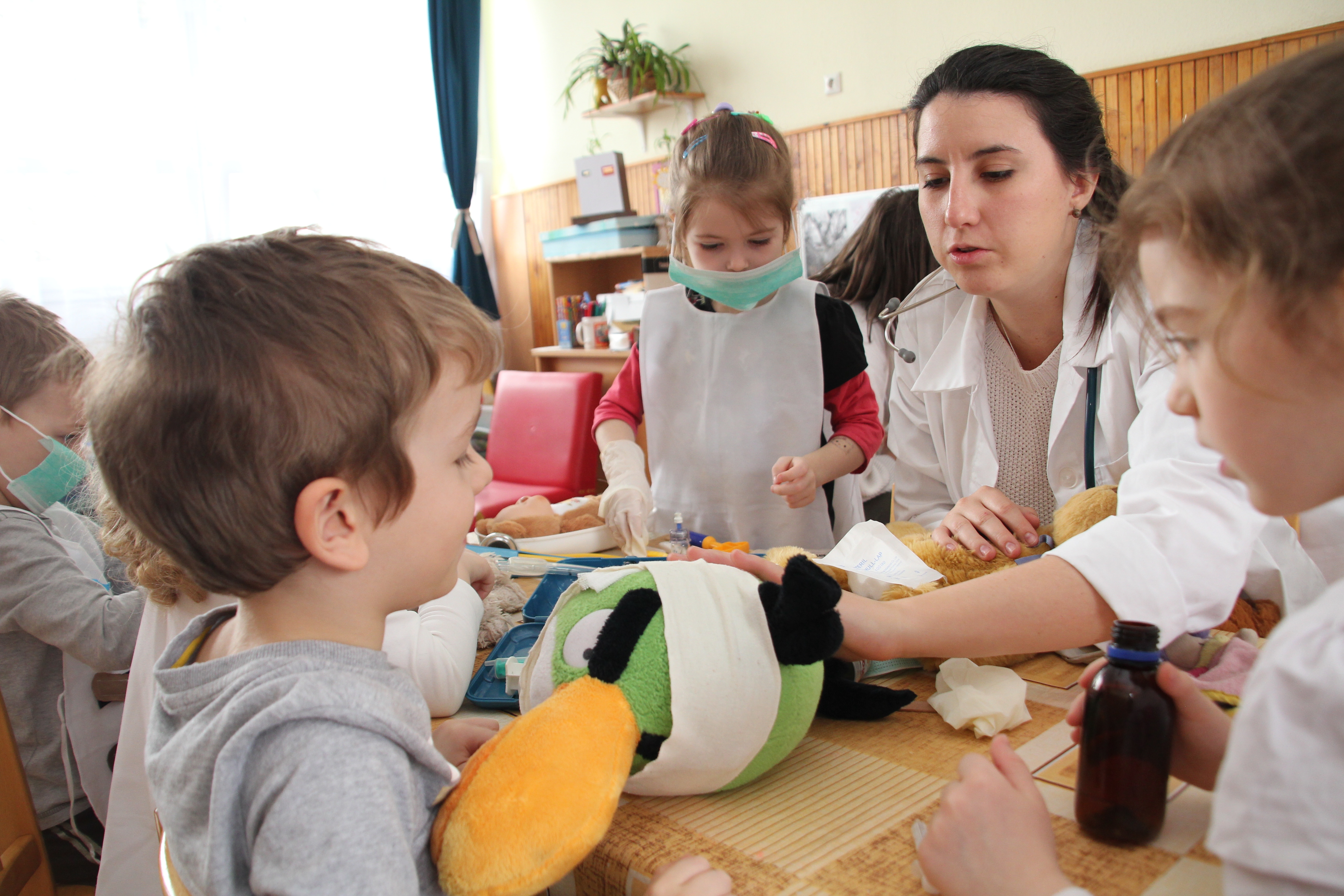 Márta segít sebet kötözni