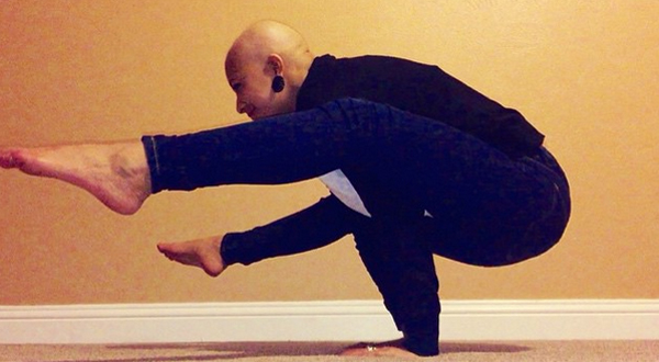 A kórházban is jógázik a súlyos beteg lány