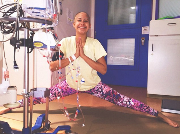 A kórházban is jógázik a súlyos beteg lány