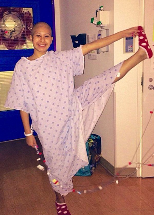 A kórházban is jógázik a súlyos beteg lány