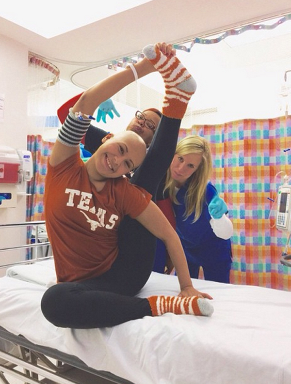A kórházban is jógázik a súlyos beteg lány