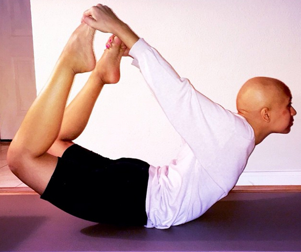 A kórházban is jógázik a súlyos beteg lány