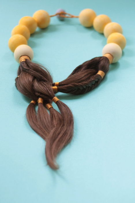 Rákbetegek hajából készít ékszereket