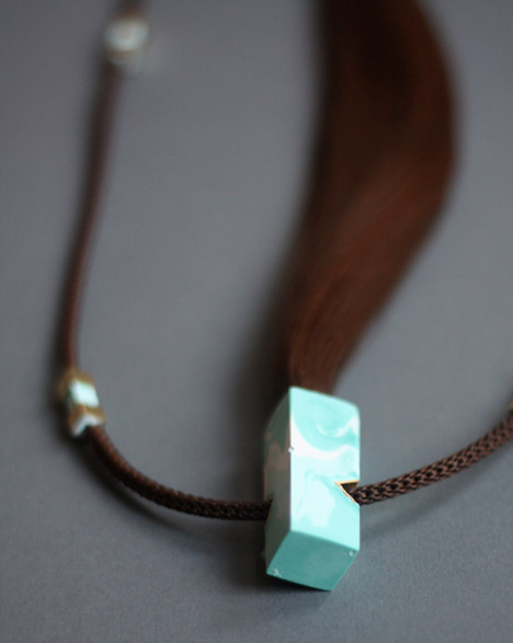 Rákbetegek hajából készít ékszereket