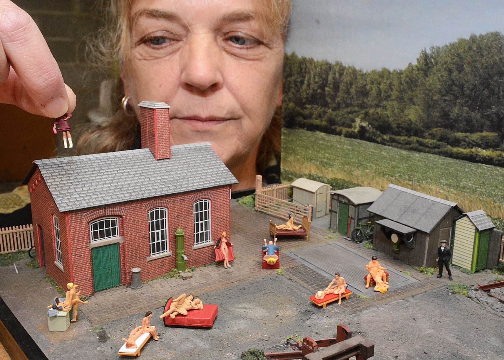 Misszionárius póz és csoportszex: a mini városban mindent szabad