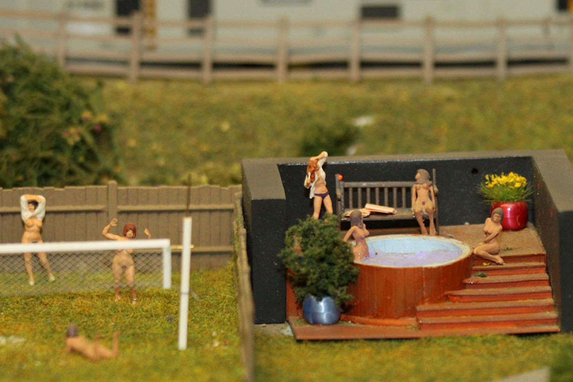 Misszionárius póz és csoportszex: a mini városban mindent szabad