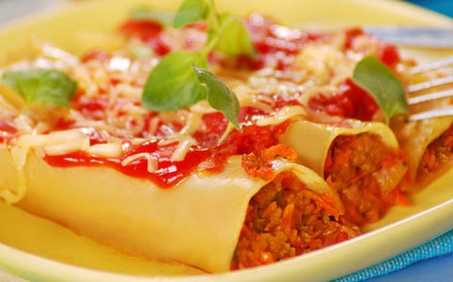 Gyors vacsora: sült tészta salsicciatöltelékkel Gyors vacsora: sült tészta salsicciatöltelékkel