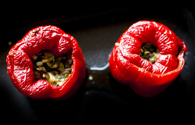 Vega cheddar sajttal, dióval és cukkinivel töltött paprika Vega cheddar sajttal, dióval és cukkinivel töltött paprika