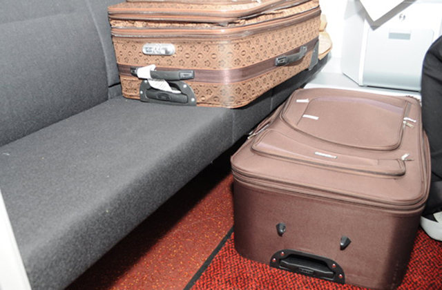 Ebbena  bőröndben bújt el a nő