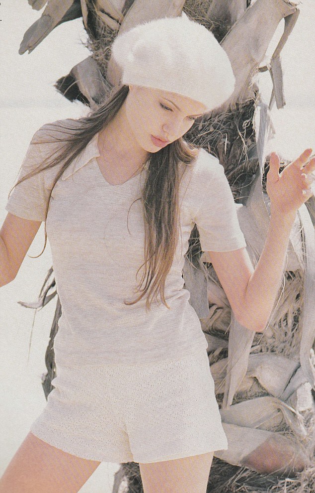 Ritka fotók kerültek elő Angelina Jolie-ról Ritka fotók kerültek elő Angelina Jolie-ról