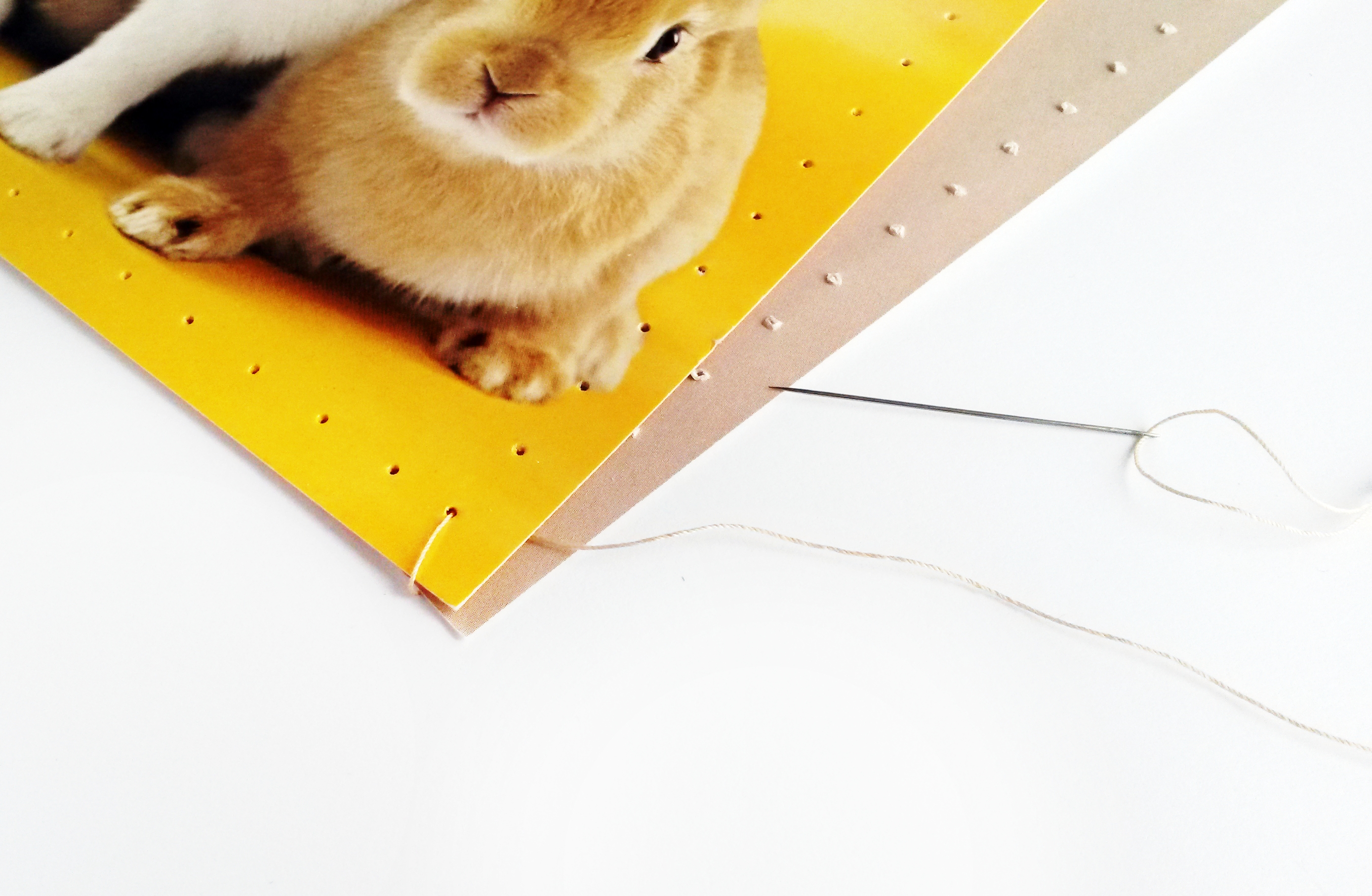 Ötletes ajándék húsvétra: házikó képeslapokból