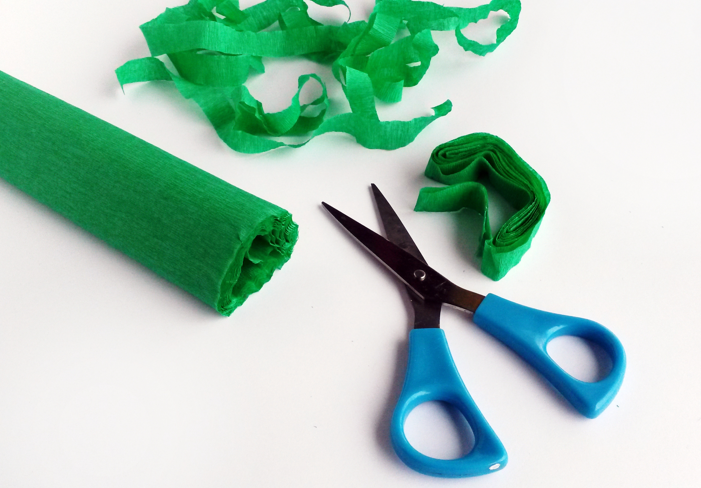 Ötletes ajándék húsvétra: házikó képeslapokból