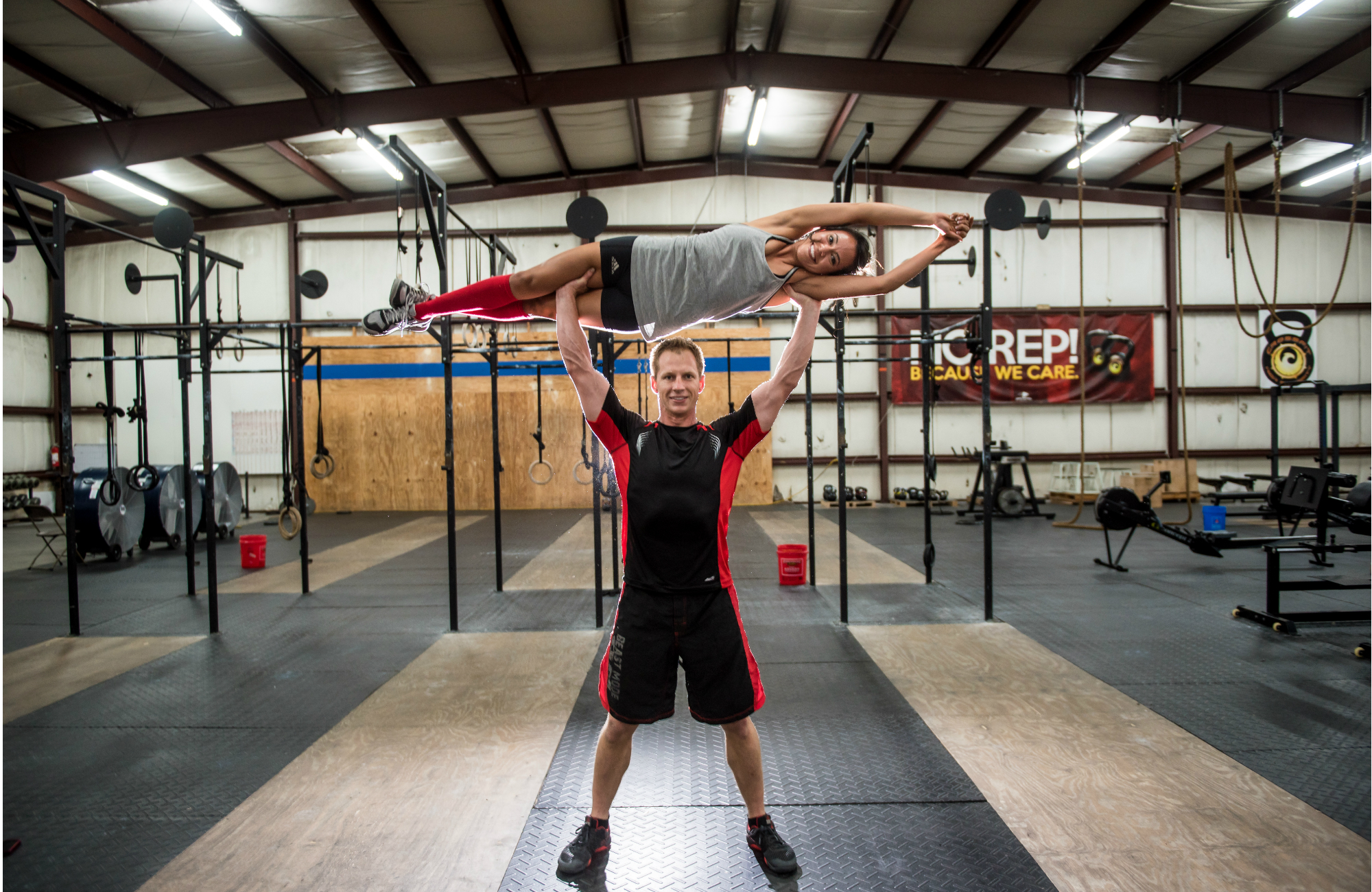 Hülyén néznek ki vagy aranyosak a crossfites eljegyzési fotók?