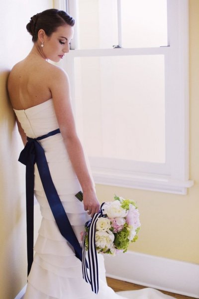 Tengerészkék és fehér az esküvőn