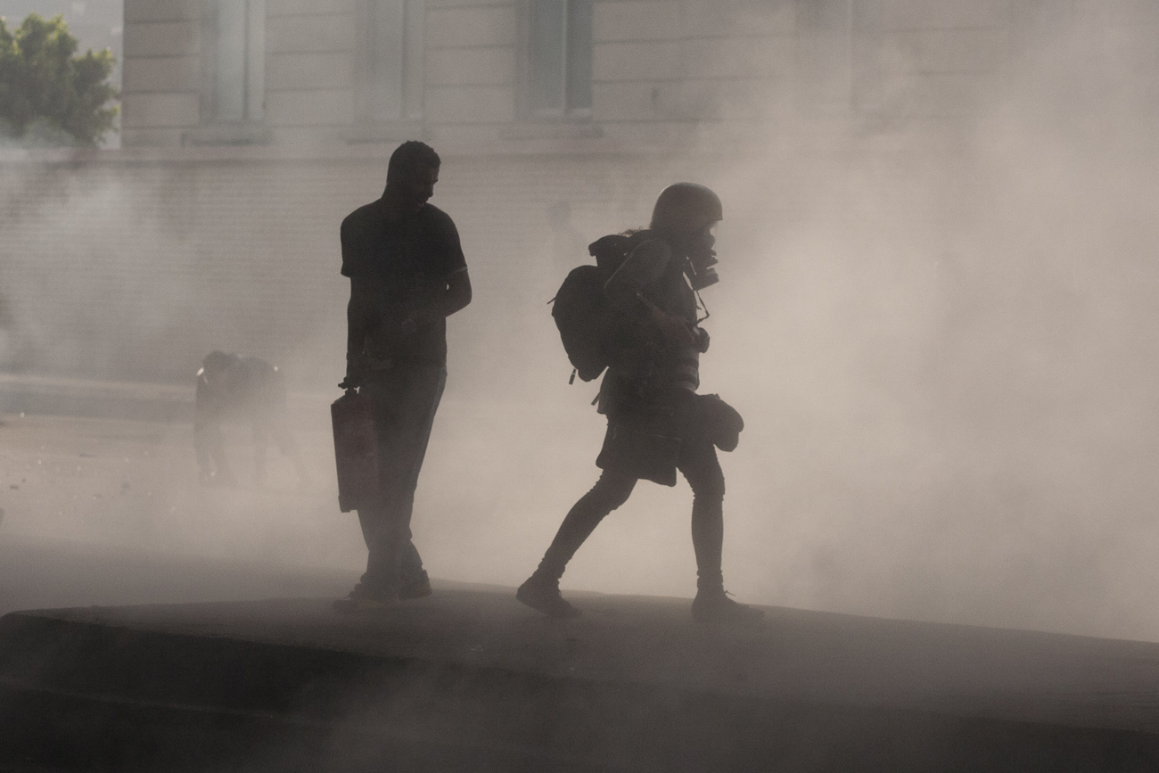 Heidi egy könygáz felhőben, Kairóban (Fotó: Maya Levin)