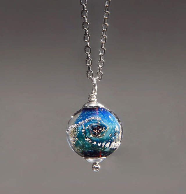 Emberi hamvakból készít ékszereket - fotók Emberi hamvakból készít ékszereket - fotók