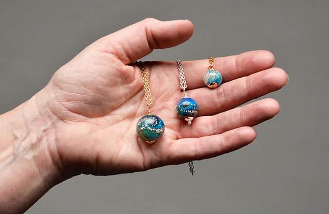 Emberi hamvakból készít ékszereket - fotók Emberi hamvakból készít ékszereket - fotók