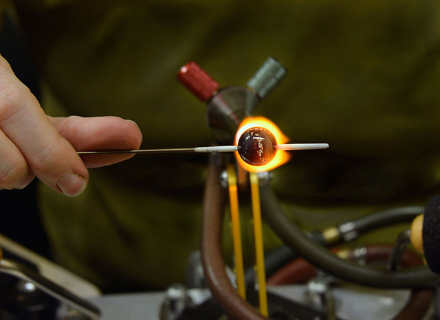 Emberi hamvakból készít ékszereket - fotók Emberi hamvakból készít ékszereket - fotók