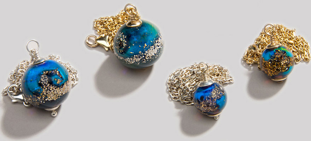 Emberi hamvakból készít ékszereket - fotók Emberi hamvakból készít ékszereket - fotók