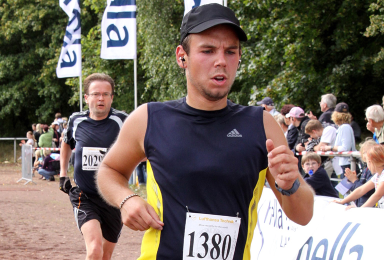 Andreas Lubitz másodpilóta a hamburgi repülőtér álltal rendezett maratonon (Fotó: Getty Images)