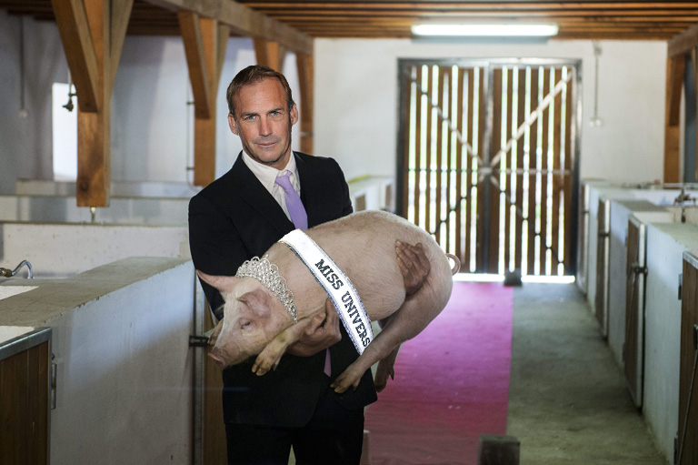 A testőröm a tenyerén hordoz.