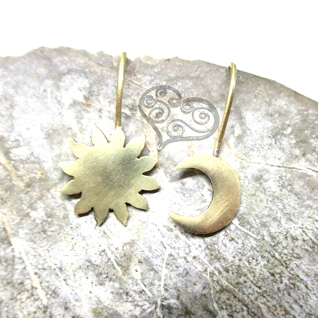 A tavasz ékszertrendje: a felemás fülbevaló