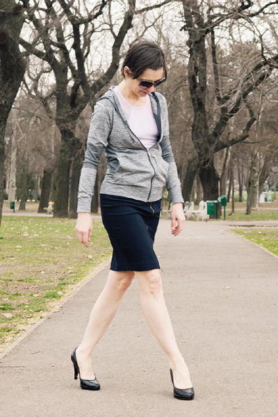 Halványlila ujjatlan futópóló, szürke kapucnis felső – H&M, Massimo Dutti szoknya – Háda