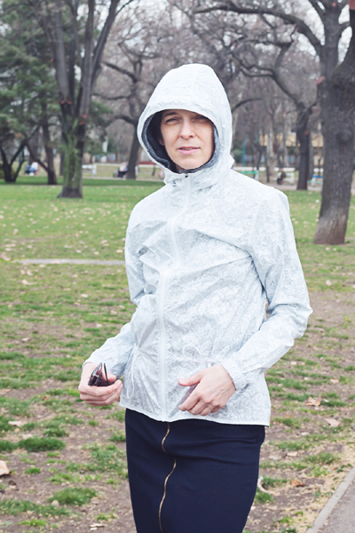 Kapucnis széldzseki – Helly Hansen, kapucnis szürke felső – H&M